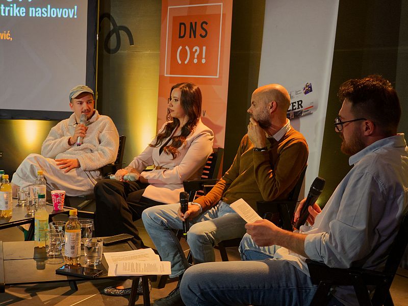 Vsi moramo hočeš nočeš igrati igro z naslovi