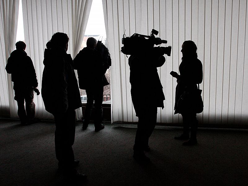 Če ni jasnih mehanizmov zaščite, postane spolno nadlegovanje sistemsko tveganje v uredništvih