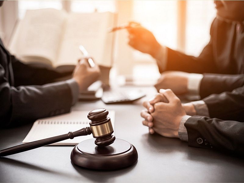 Odvetniki kot glas oblasti: kje je meja njihove odgovornosti?