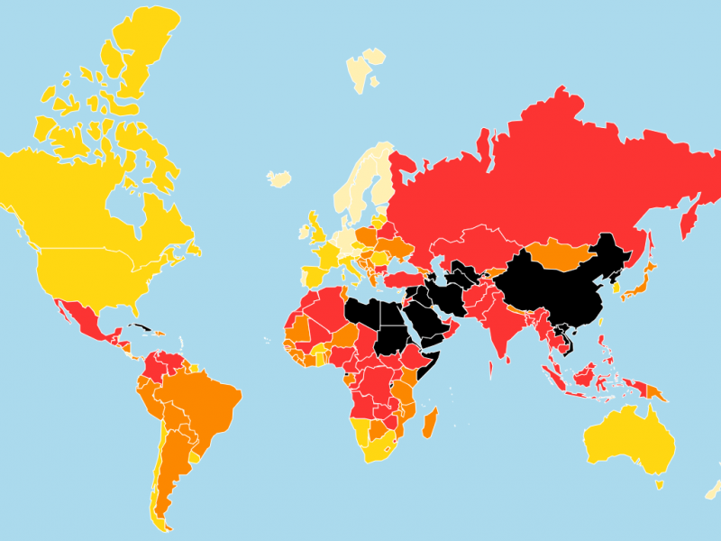 Novinarji brez meja: Napadi na medije ogrožajo demokracijo po svetu