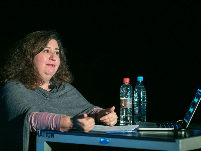 Joanna Kakissis: Novinarji morajo ljudi, o katerih poročajo, razumeti
