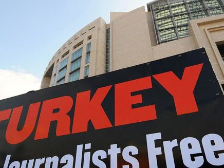 Poziv k preklicu nalogov za aretacijo turških novinarjev