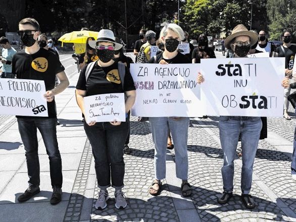 Vladna ustavitev financiranja STA je napad na novinarstvo