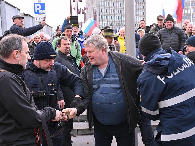 Ostro obsojamo napad na fotoreporterja