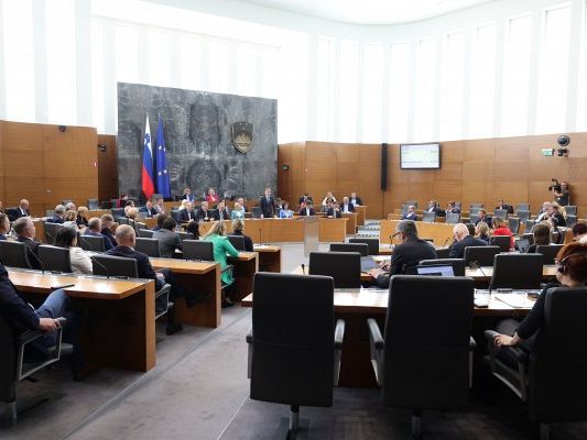 Na čakanju že predolgo: Kdo ustavlja zakon o medijih?