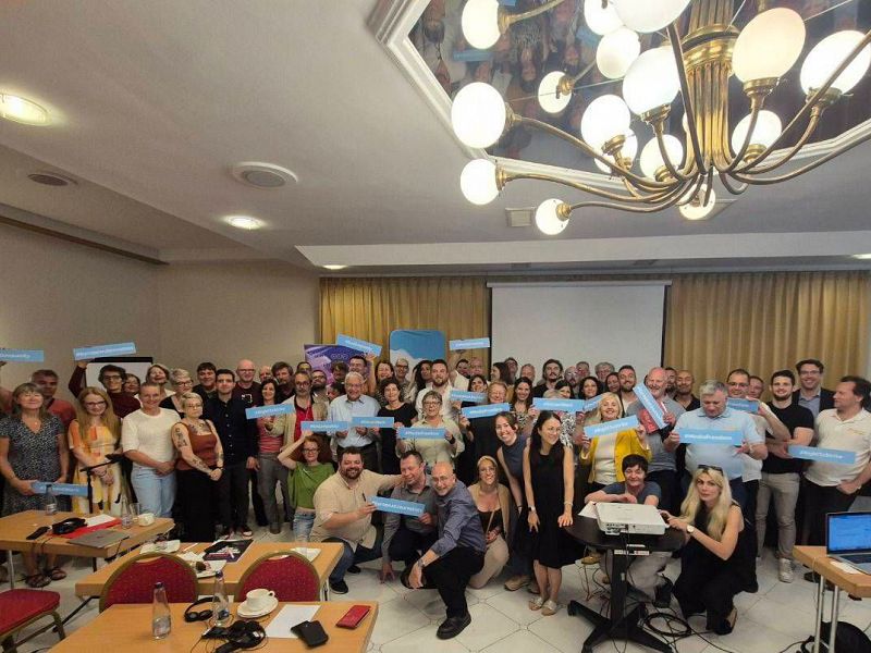 Skupščina EFJ v znamenju novinarske solidarnosti: pozivi k zaščiti in solidarnosti z novinarji po svetu