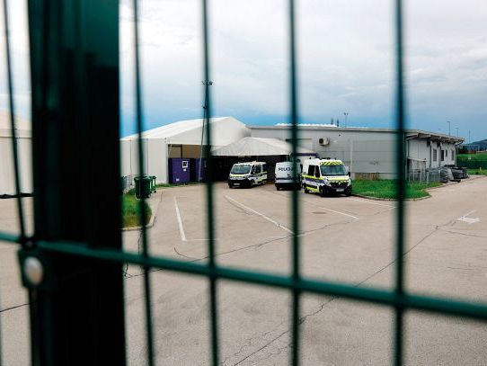 Vstop prepovedan / Oblast, če je demokratična, mora novinarjem odpreti vrata