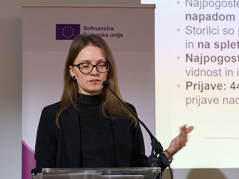 Tretjina novinark glede na raziskavo poročala o fizičnem spolnem nadlegovanju