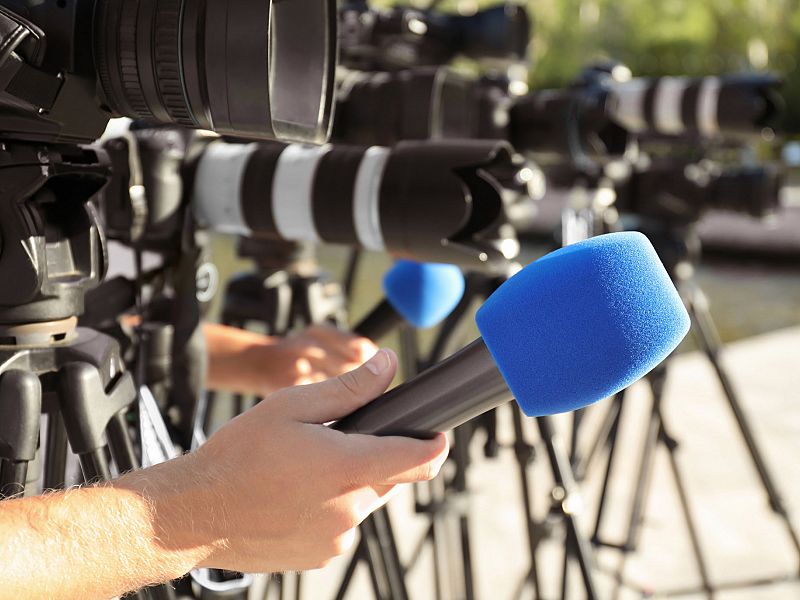 Poziva za pomoč medijem delno naslavljata problem, vendar je izvedba pomanjkljiva