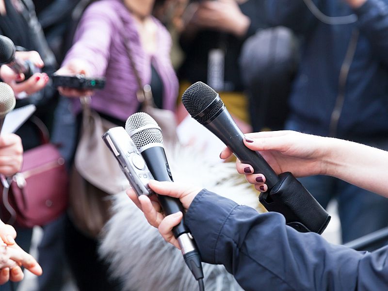 Politiki imajo dolžnost na novinarska vprašanja odgovarjati vsebinsko in brez osebnih diskvalifikacij