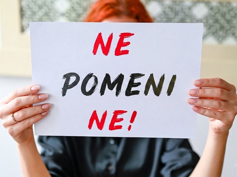 »Bolje, da sem tiho, kot da si nakopljem težave« – Kako uredništva ščitijo storilce namesto novinark