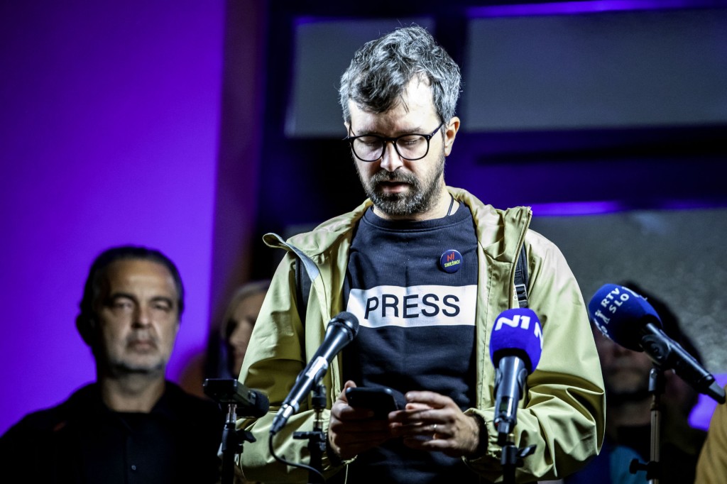 Pred sedežem N1 Slovenija je v torek, 20. oktobra, potekala novinarska konferenca v podporo novinarjem v Srbiji – še posebej v mediju Nova.rs, ki je pod hudimi pritiski – ter z zahtevo po spoštovanju uredniške avtonomije in medijske svobode v Sloveniji.


Na dogodku so govorili predstavniki Sindikata delavcev N1 Slovenija, Sindikata novinarjev Slovenije in Društva novinarjev Slovenije