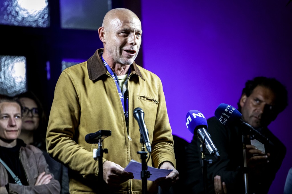 Pred sedežem N1 Slovenija je v torek, 20. oktobra, potekala novinarska konferenca v podporo novinarjem v Srbiji – še posebej v mediju Nova.rs, ki je pod hudimi pritiski – ter z zahtevo po spoštovanju uredniške avtonomije in medijske svobode v Sloveniji.


Na dogodku so govorili predstavniki Sindikata delavcev N1 Slovenija, Sindikata novinarjev Slovenije in Društva novinarjev Slovenije
